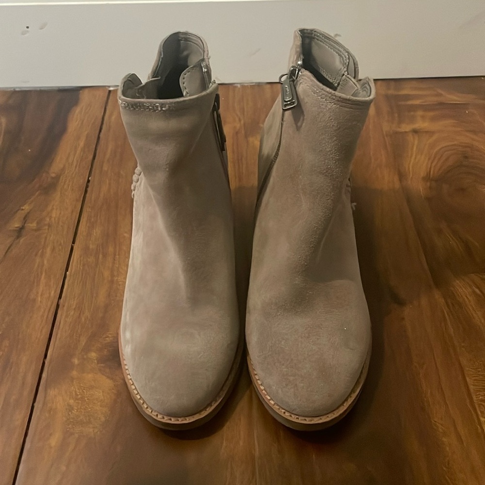 Blondo Women’s Liam Waterproof Gray Mushroom Suede Ankle Booties Size 6.5